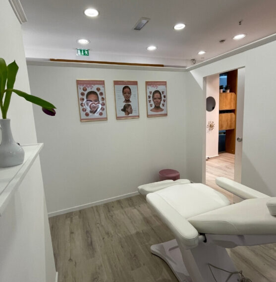 Dieses Bild zeigt den Behandlungsraum für die Laser Haarentfernung in Dresden.